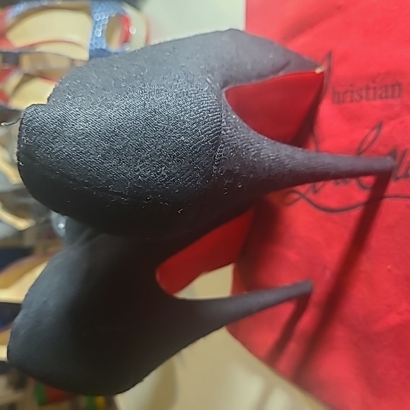 Christian Louboutin - Picture 7 of 8